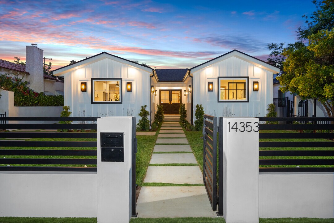 14353 Emelita St in Van Nuys, CA - Foto de edificio