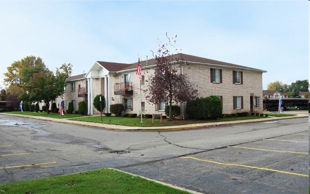 Saravilla Apartments in Clinton Township, MI - Foto de edificio - Building Photo