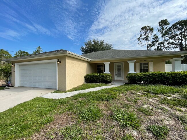 429 Hedgewood St in Lehigh Acres, FL - Foto de edificio - Building Photo