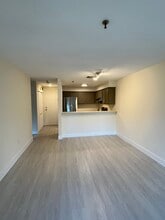 1204 Whitney Ave, Unit 115 in Hamden, CT - Foto de edificio - Building Photo