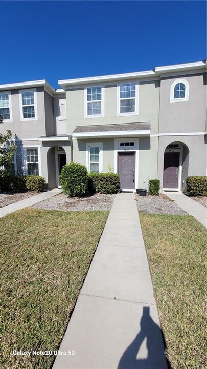 8808 Walnut Gable Ct in Riverview, FL - Building Photo