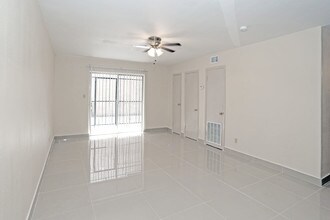 Royal Oaks Apartments in McAllen, TX - Building Photo - Interior Photo