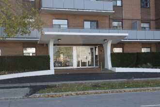 1020 Shaw Dr in Mississauga, ON - Building Photo - Building Photo