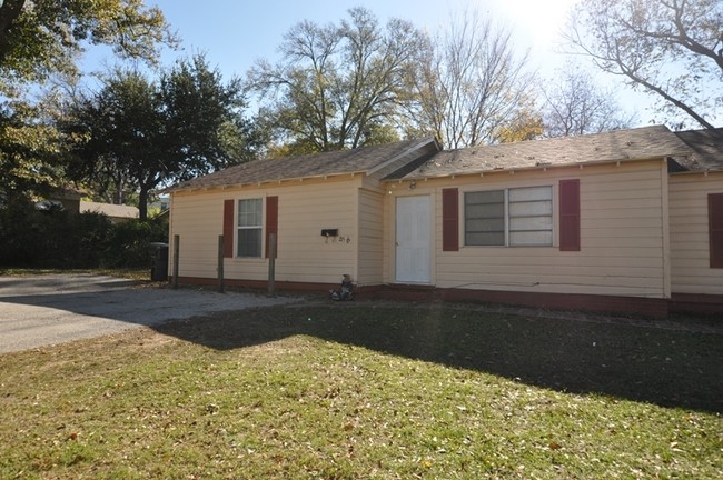 215 E Lake St in Tyler, TX - Building Photo - Building Photo