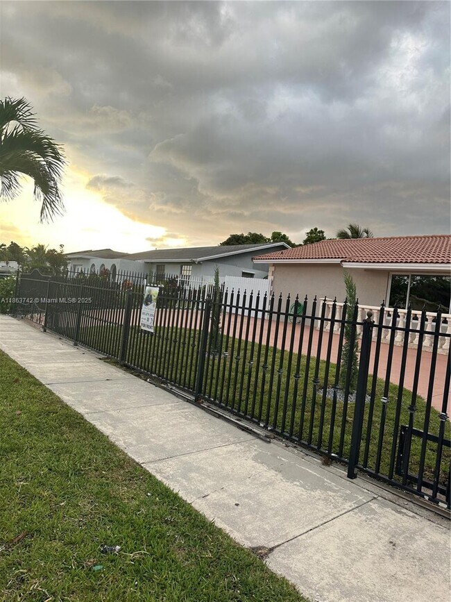 10805 SW 165th Terrace in Miami, FL - Building Photo - Building Photo