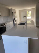 2535 NE 193rd St in Miami, FL - Foto de edificio - Building Photo