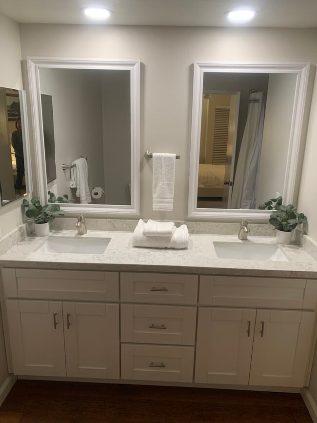 1676 Chalcedony St, Unit #4 in San Diego, CA - Building Photo - Building Photo