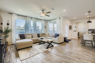 497 Purple Heart Dr in Mustang Ridge, TX - Foto de edificio - Building Photo