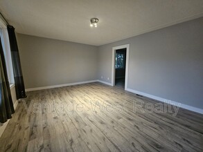 320 Rutland Rd S in Kelowna, BC - Building Photo - Building Photo