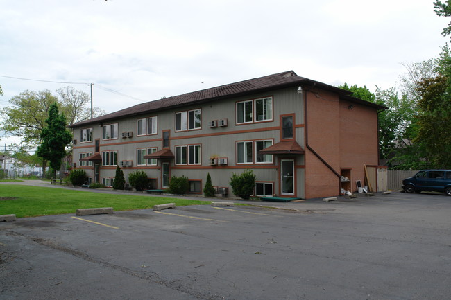 Quaker Apartments in Lansing, MI - Building Photo - Building Photo