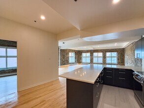 36 Saint-Paul Rue E in Montréal, QC - Building Photo - Building Photo