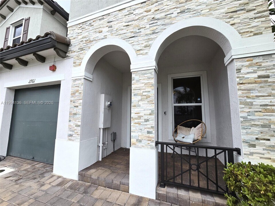 2761 NW 55th Way in Lauderhill, FL - Foto de edificio