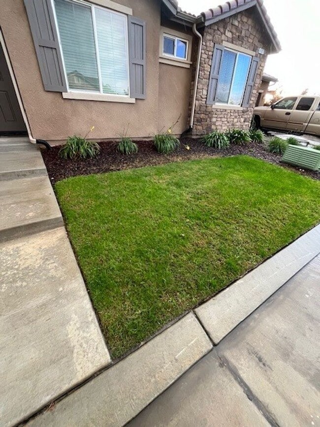 4907 W Flagstaff Ave in Visalia, CA - Foto de edificio - Building Photo