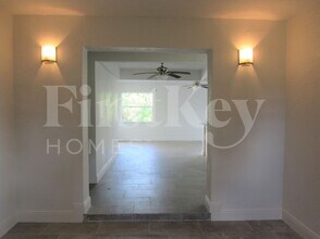 7347 Barragan Rd in Ft. Myers, FL - Foto de edificio - Building Photo