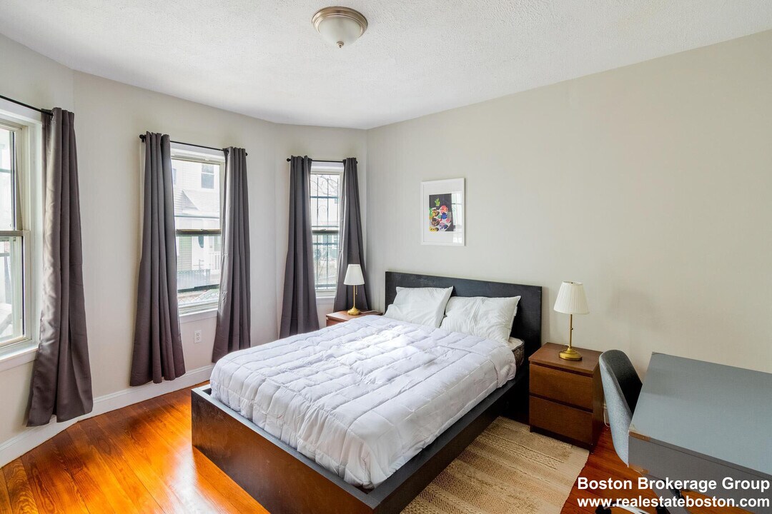 17 Cawfield St, Unit 1 in Boston, MA - Building Photo