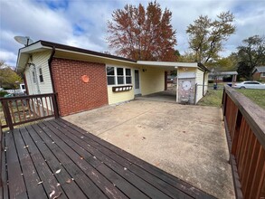 1065 Paddock Dr in Florissant, MO - Foto de edificio - Building Photo