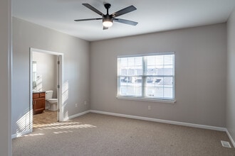 Hunt Club Circle Townhomes in East Amherst, NY - Building Photo - Interior Photo