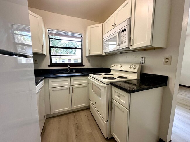 1244 N Haverhill Rd in Haverhill, FL - Foto de edificio - Building Photo