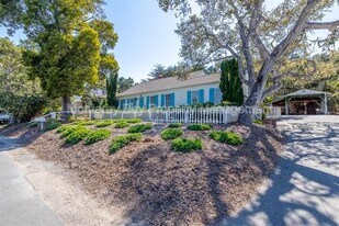 84 Vía Del Pinar in Monterey, CA - Building Photo