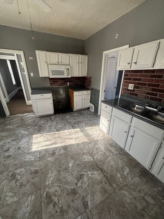 365 E 161st St in Cleveland, OH - Building Photo