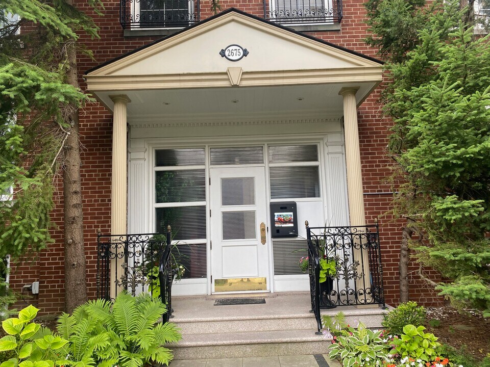 2675 Bloor St W in Toronto, ON - Building Photo