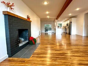 9003 Carkeek Dr S in Seattle, WA - Building Photo - Building Photo