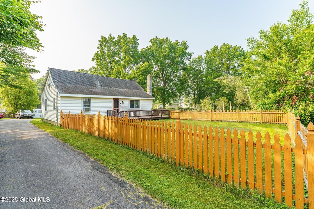 100 Welsh Ln in Guilderland, NY - Building Photo