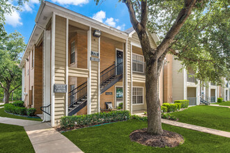 Centennial Court Apartments- Student Housing in Arlington, TX - Building Photo - Building Photo