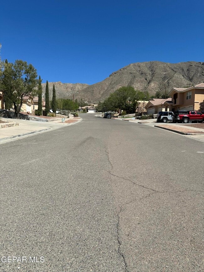 5615 Burning Tree Dr in El Paso, TX - Foto de edificio - Building Photo