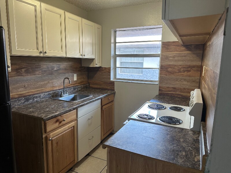 6151 Eaton St in Hollywood, FL - Building Photo