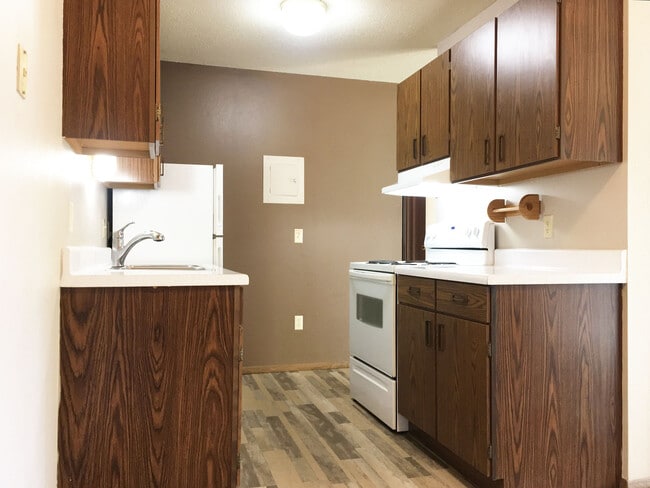 The Brooklyn Heights Apartments in Minot, ND - Building Photo - Building Photo