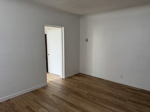 12940-12118 118 Ave NW in Edmonton, AB - Building Photo - Building Photo