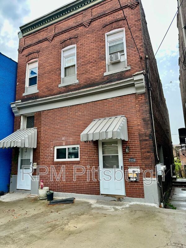 2208 Woodstock Ave in Pittsburgh, PA - Building Photo - Building Photo