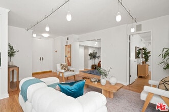 1131 Alta Loma Rd in West Hollywood, CA - Building Photo - Building Photo