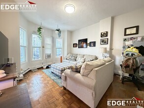1102 Cambridge St, Unit 1102-2F in Cambridge, MA - Foto de edificio - Building Photo