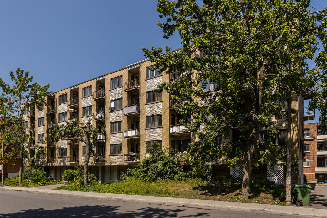 2705 De Kent Av in Montréal, QC - Building Photo