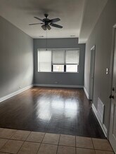 930 W 35th Pl, Unit 2nd Floor Front in Chicago, IL - Foto de edificio - Building Photo