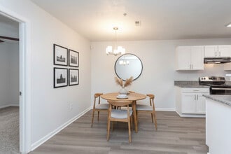 Hidden Lake in Fayetteville, NC - Foto de edificio - Building Photo