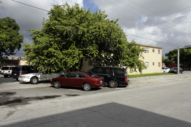 1400-1410 W 29th St in Hialeah, FL - Foto de edificio - Building Photo