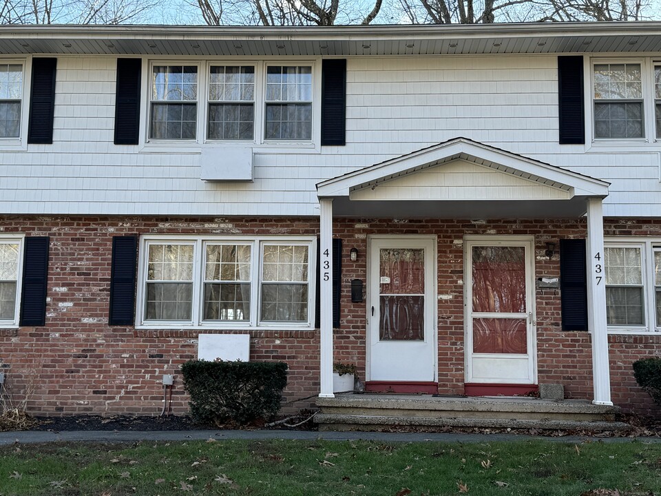 435 Robin Ct in Cheshire, CT - Building Photo