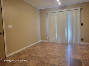 1724 Stony Pt in Wichita, KS - Foto de edificio - Building Photo