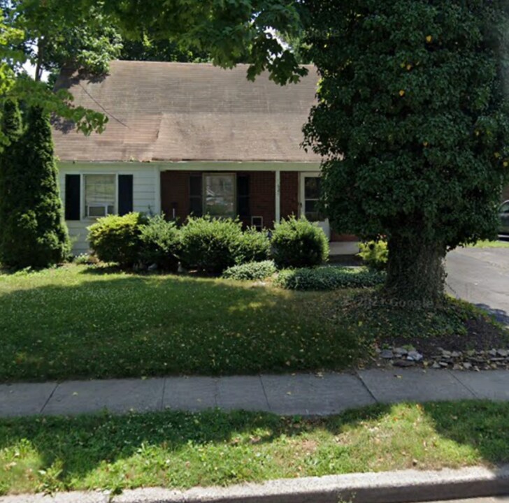 621 Greenbrook Rd in North Plainfield, NJ - Building Photo