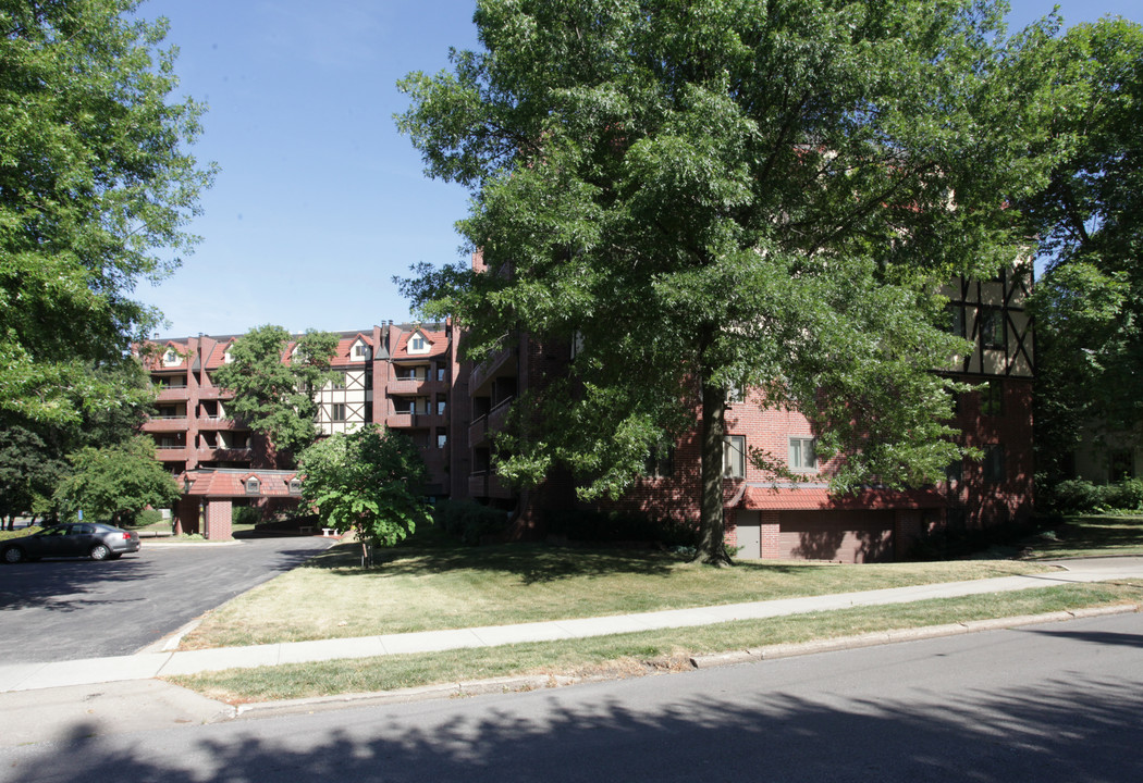 Summit House in Des Moines, IA - Building Photo