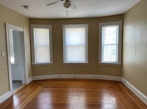 284 Whitwell St, Unit 1 in Quincy, MA - Building Photo - Building Photo