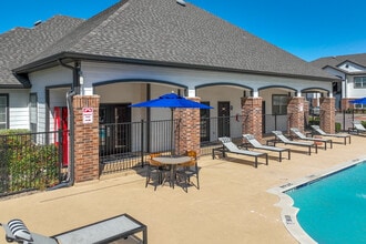 Worthington Point Apartments in Crowley, TX - Foto de edificio - Building Photo