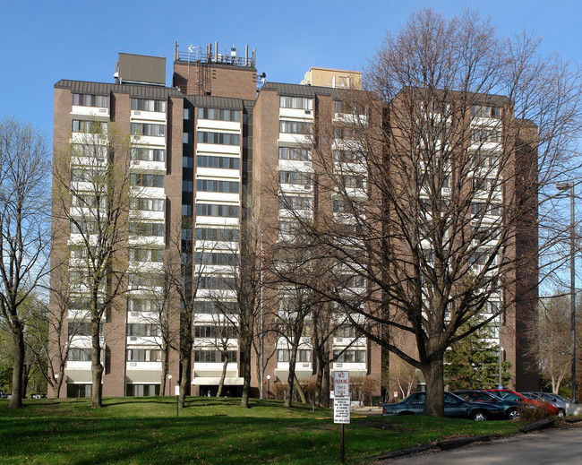 Cleveland Hi-Rise in St. Paul, MN - Foto de edificio - Building Photo