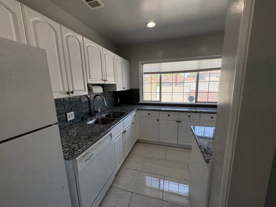 1244 N Hollywood Way in Burbank, CA - Building Photo