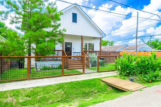 200 Carl St in Houston, TX - Building Photo - Building Photo