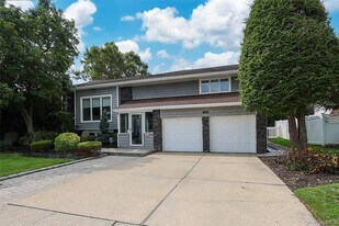 14 Glenn Dr in Woodbury, NY - Building Photo