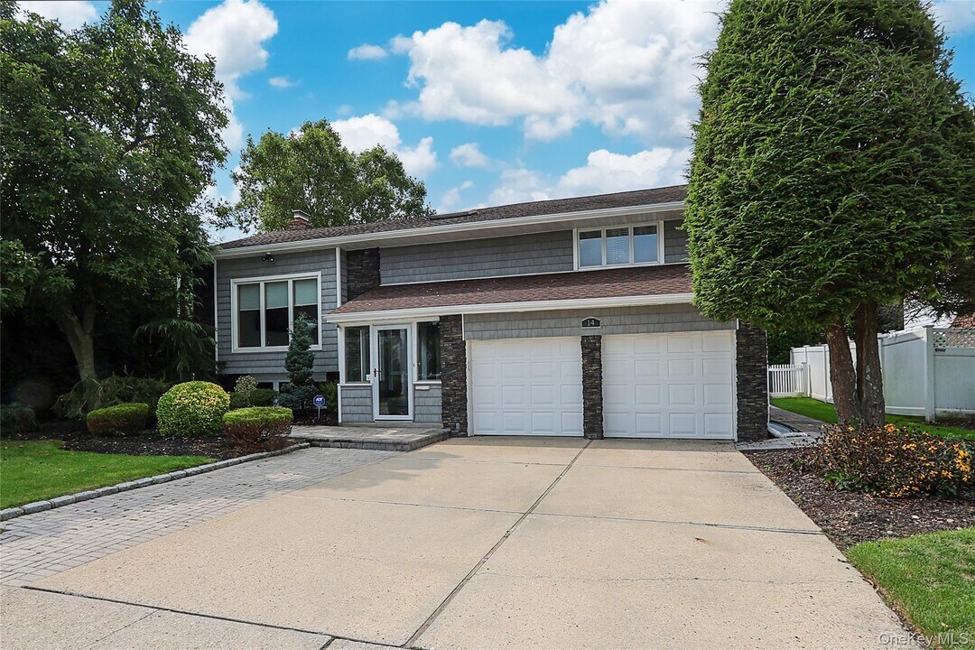 14 Glenn Dr in Woodbury, NY - Building Photo